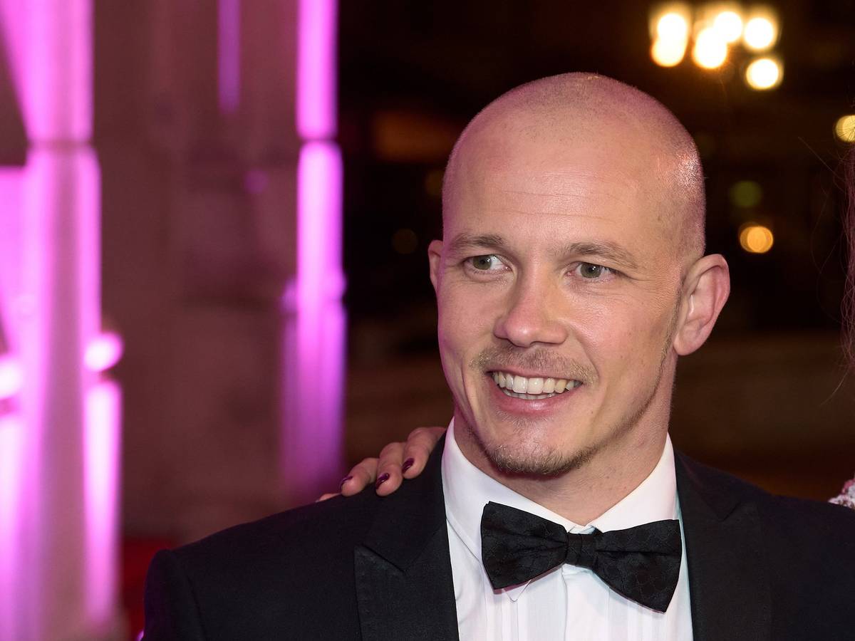 Der ehemalige Kunstturner Fabian Hambüchen geht über den roten Teppich des 39. Deutschen SportpresseBalls in der Alten Oper.