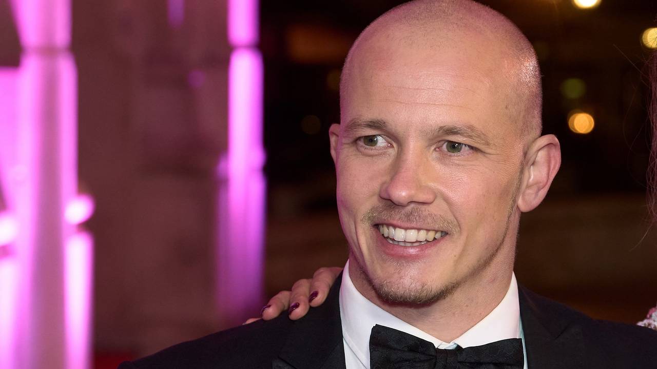 Der ehemalige Kunstturner Fabian Hambüchen geht über den roten Teppich des 39. Deutschen SportpresseBalls in der Alten Oper.