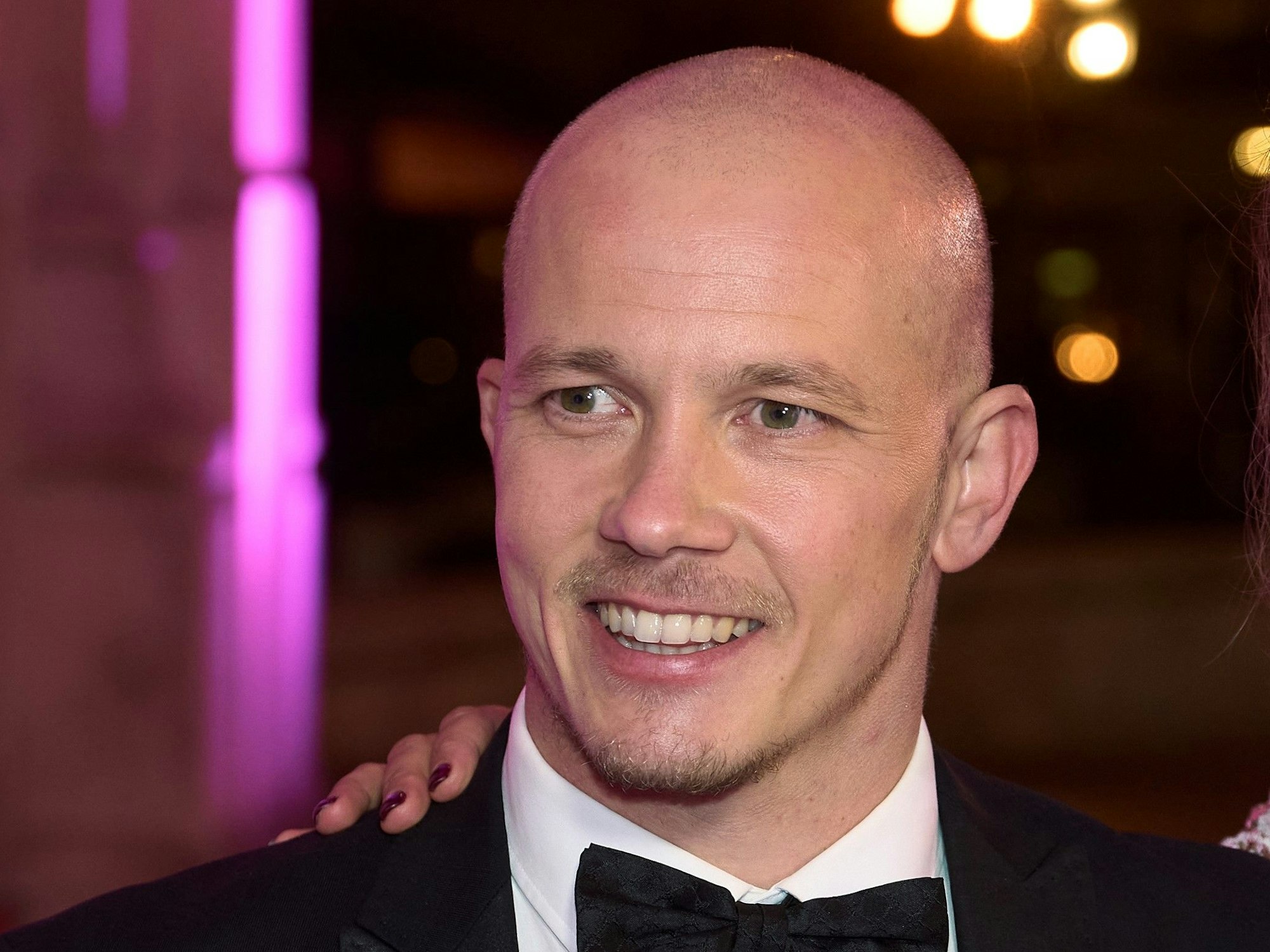 Der ehemalige Kunstturner Fabian Hambüchen geht über den roten Teppich des 39. Deutschen SportpresseBalls in der Alten Oper.