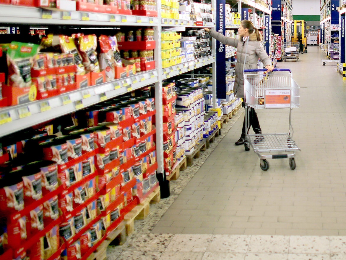 Metro: Der Großhändler schiebt Hamsterkäufen nun der Riegel vor - das Unternehmen hat offenbar kein Verständnis für das Leerkaufen von Regalen. Unser Symbolbild wurde 2013 geschossen.