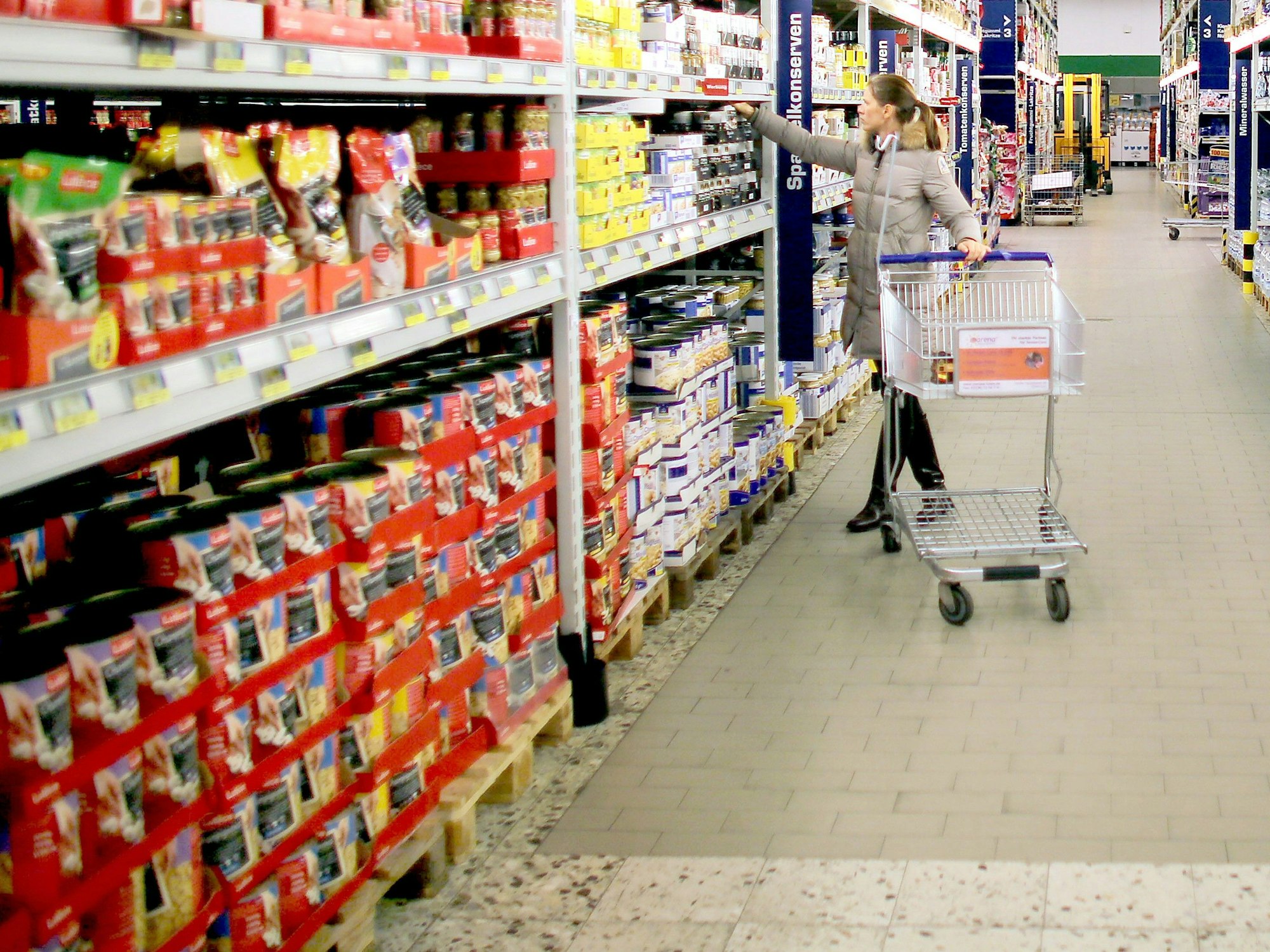 Metro: Der Großhändler schiebt Hamsterkäufen nun der Riegel vor - das Unternehmen hat offenbar kein Verständnis für das Leerkaufen von Regalen. Unser Symbolbild wurde 2013 geschossen.