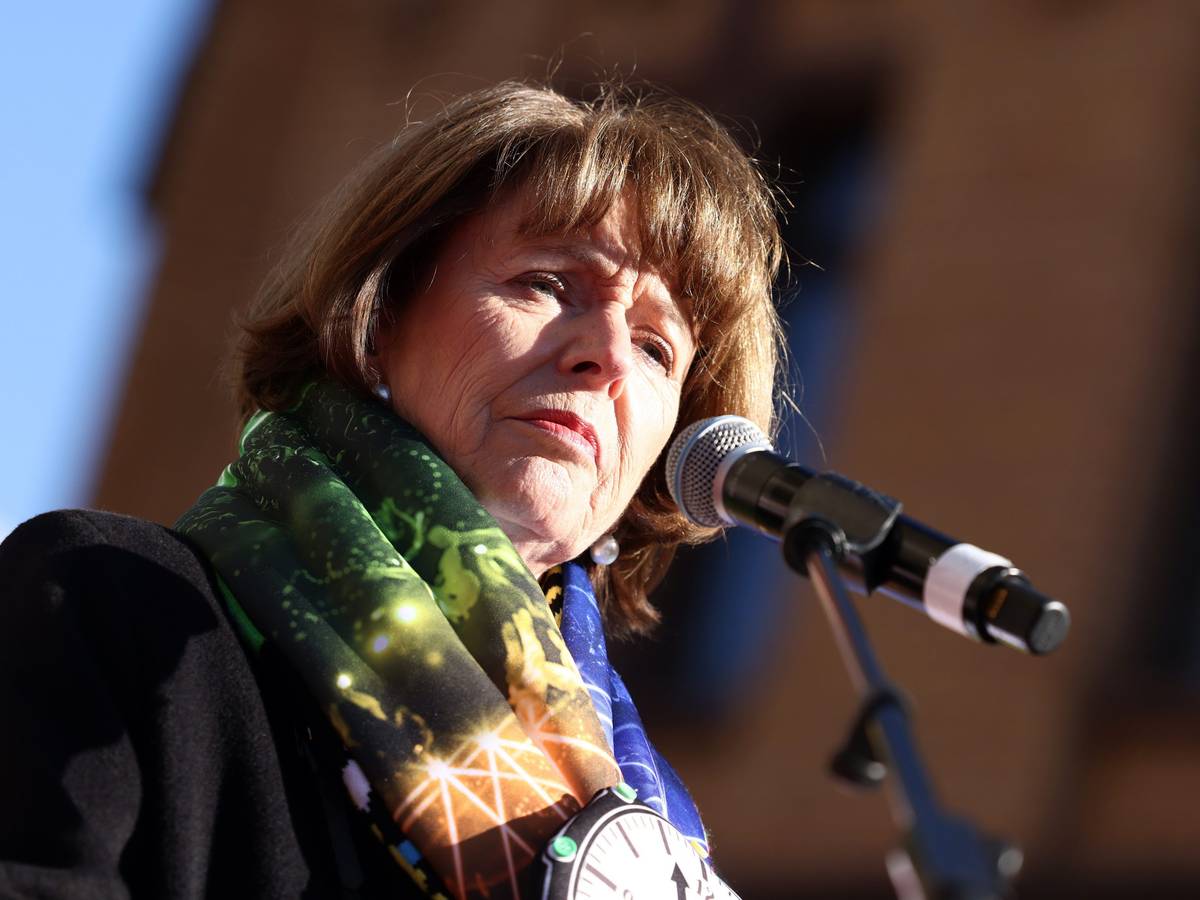 Henriette Reker bei der Friedensdemonstration am Rosenmontag am Severinstor.
