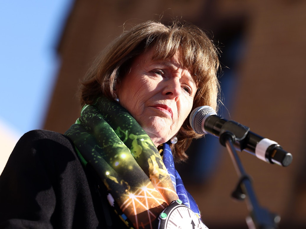 Henriette Reker bei der Friedensdemonstration am Rosenmontag am Severinstor.