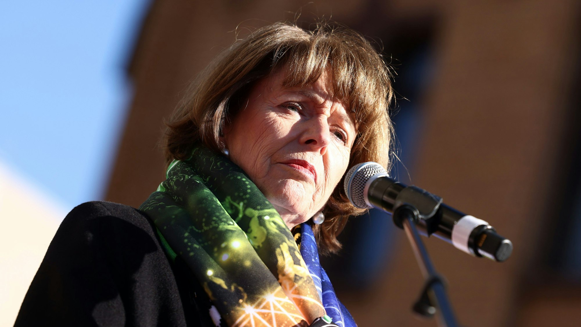 Henriette Reker bei der Friedensdemonstration am Rosenmontag am Severinstor.