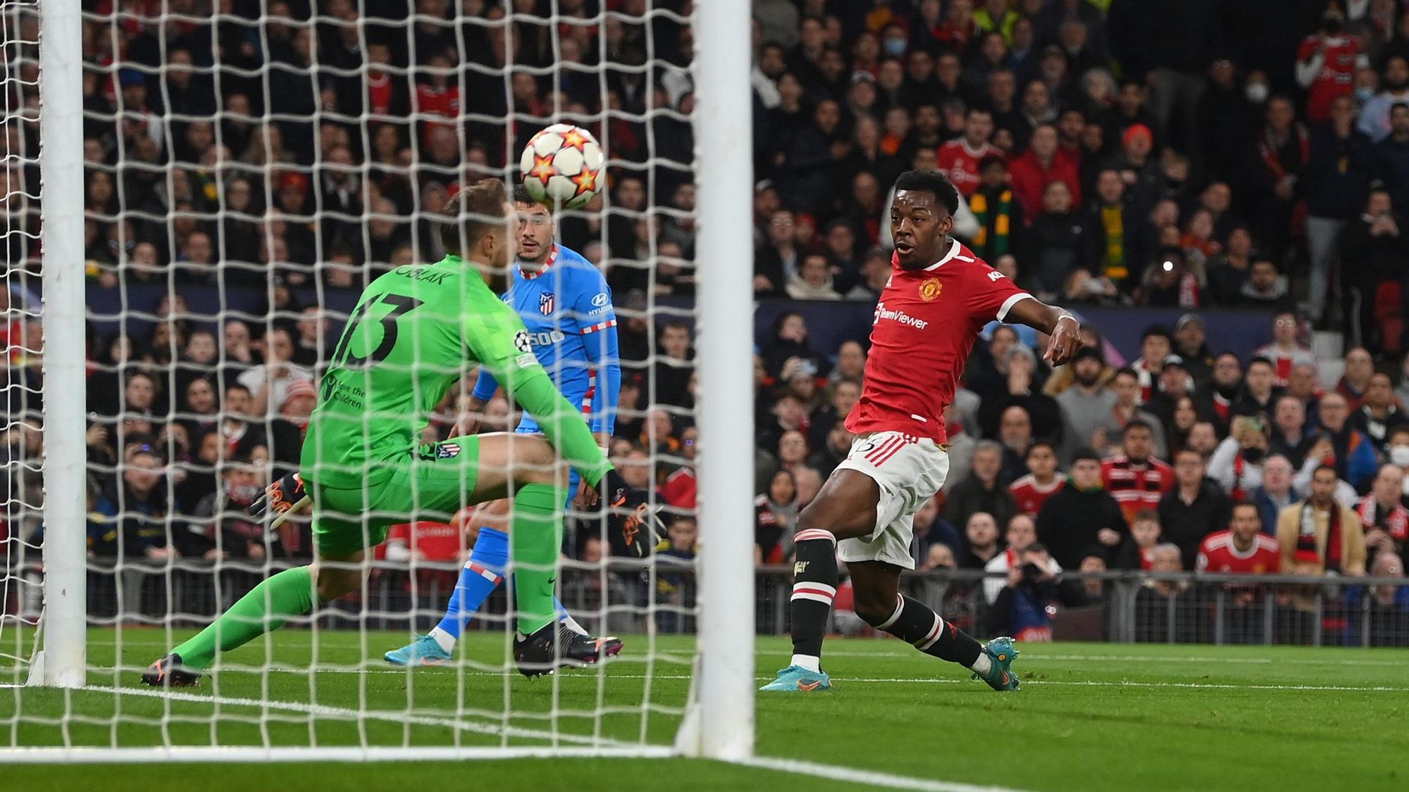Anthony Elanga vergibt die erste große Chance im Spiel der Champions League zwischen Manchester United und Atlético Madrid.