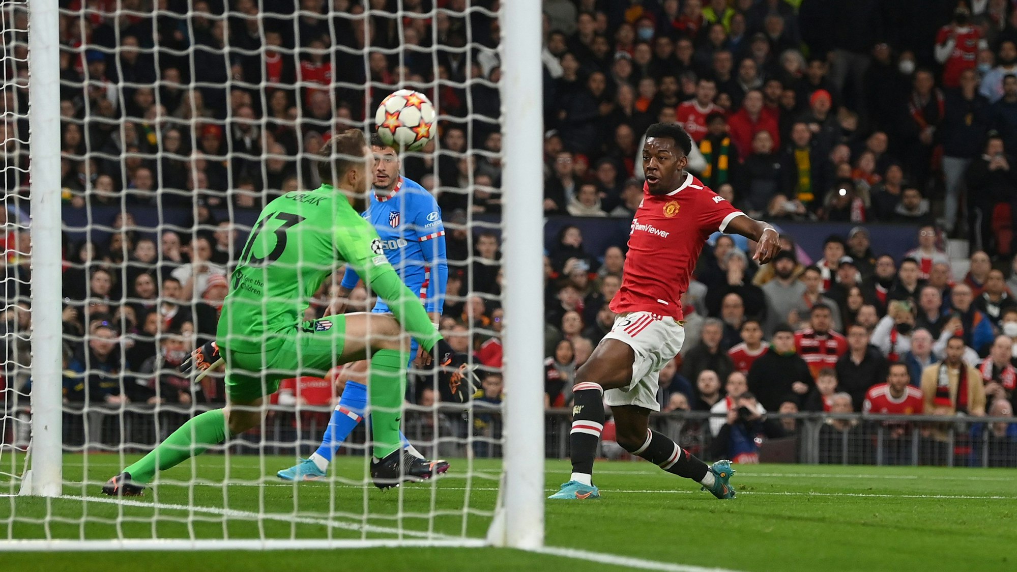 Anthony Elanga vergibt die erste große Chance im Spiel der Champions League zwischen Manchester United und Atlético Madrid.