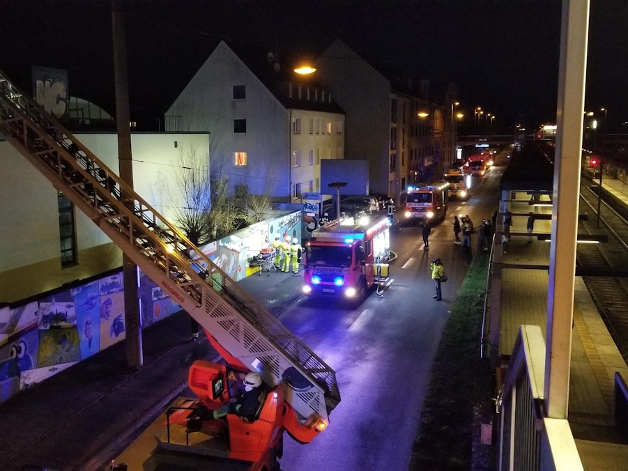 Zahlreiche Einsatzfahrzeuge der Feuerwehr fahren zum Kölner Zoo.