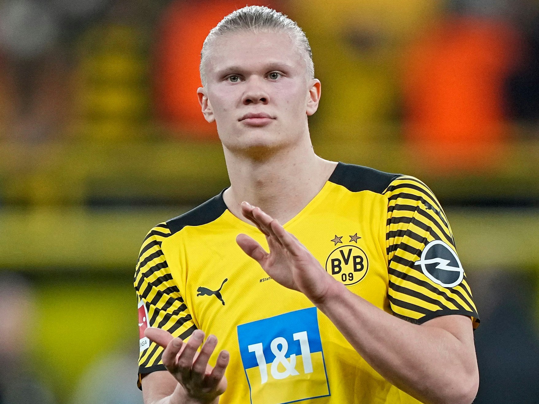 Dortmunds Erling Haaland applaudiert.