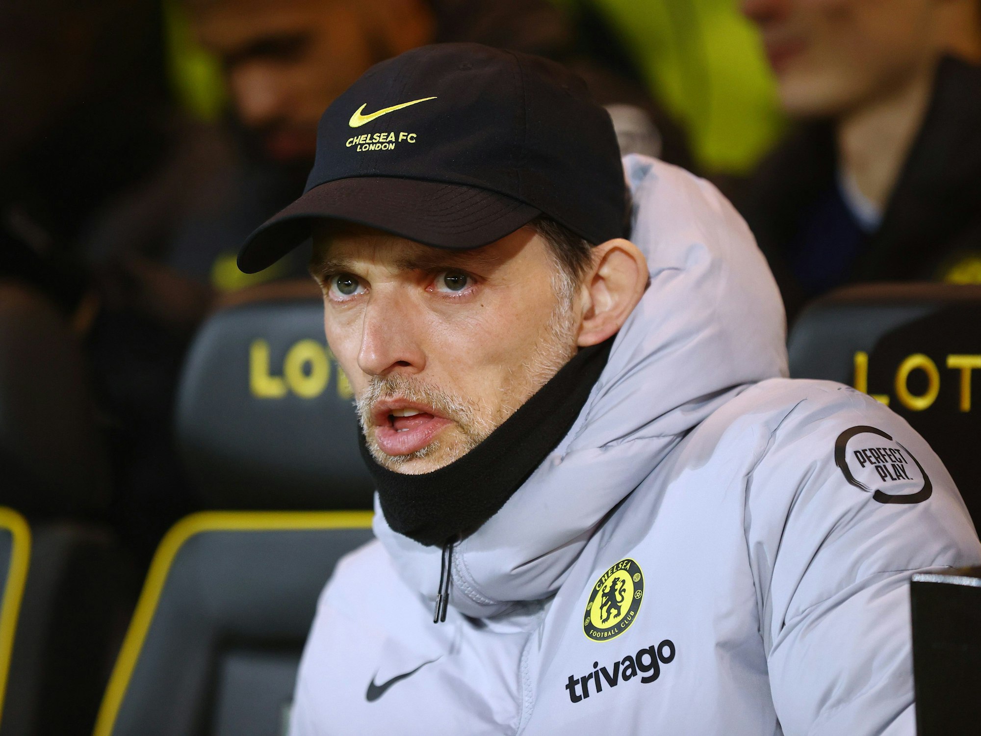 Thomas Tuchel sitzt auf der Trainerbank des FC Chelsea.