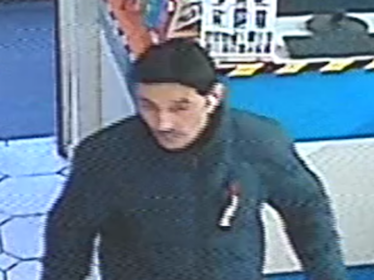 Mit diesem Fahndungsfoto aus einer Überwachungskamera sucht die Polizei Köln nach dem Mann, der am 10. März 2022 im Kölner Stadtteil Humbodt-Gremberg auf einen 25-Jährigen geschossen haben soll. Da er möglicherweise noch bewaffnet ist, warnt die Polizei davor, den Mann anzusprechen.