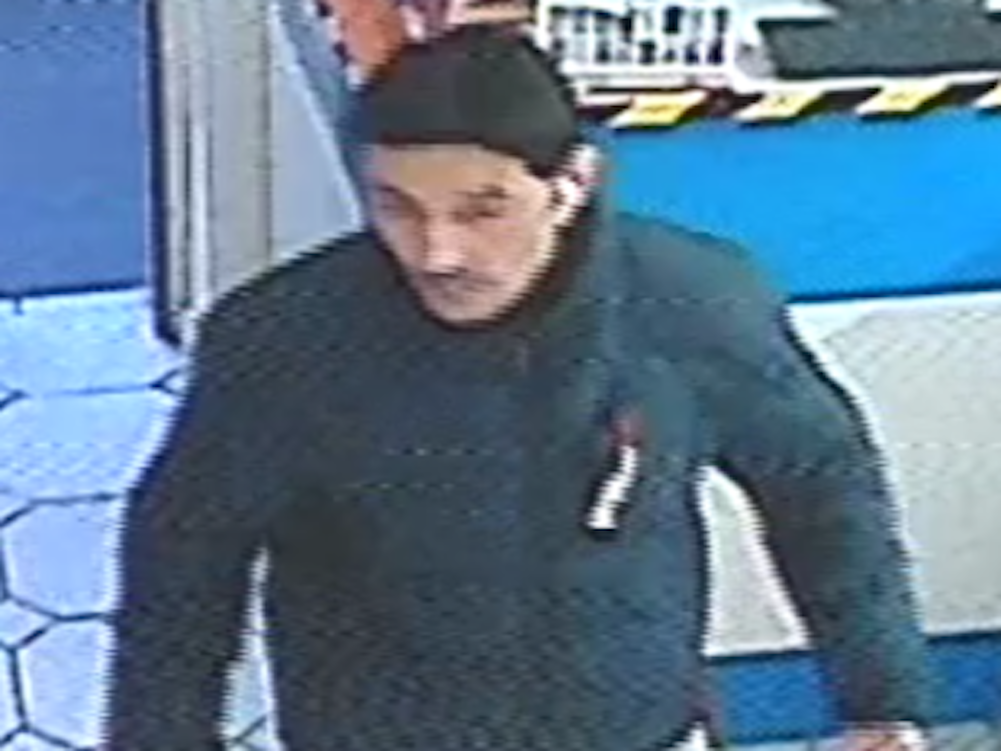 Mit diesem Fahndungsfoto aus einer Überwachungskamera sucht die Polizei Köln nach dem Mann, der am 10. März 2022 im Kölner Stadtteil Humbodt-Gremberg auf einen 25-Jährigen geschossen haben soll. Da er möglicherweise noch bewaffnet ist, warnt die Polizei davor, den Mann anzusprechen.