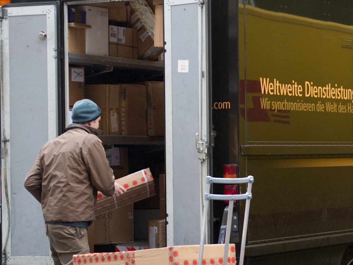 Ein UPS-Mitarbeiter belädt sein Fahrzeug. Das Symbolfoto wurde am 28. Februar 2012 in Hamburg aufgenommen.