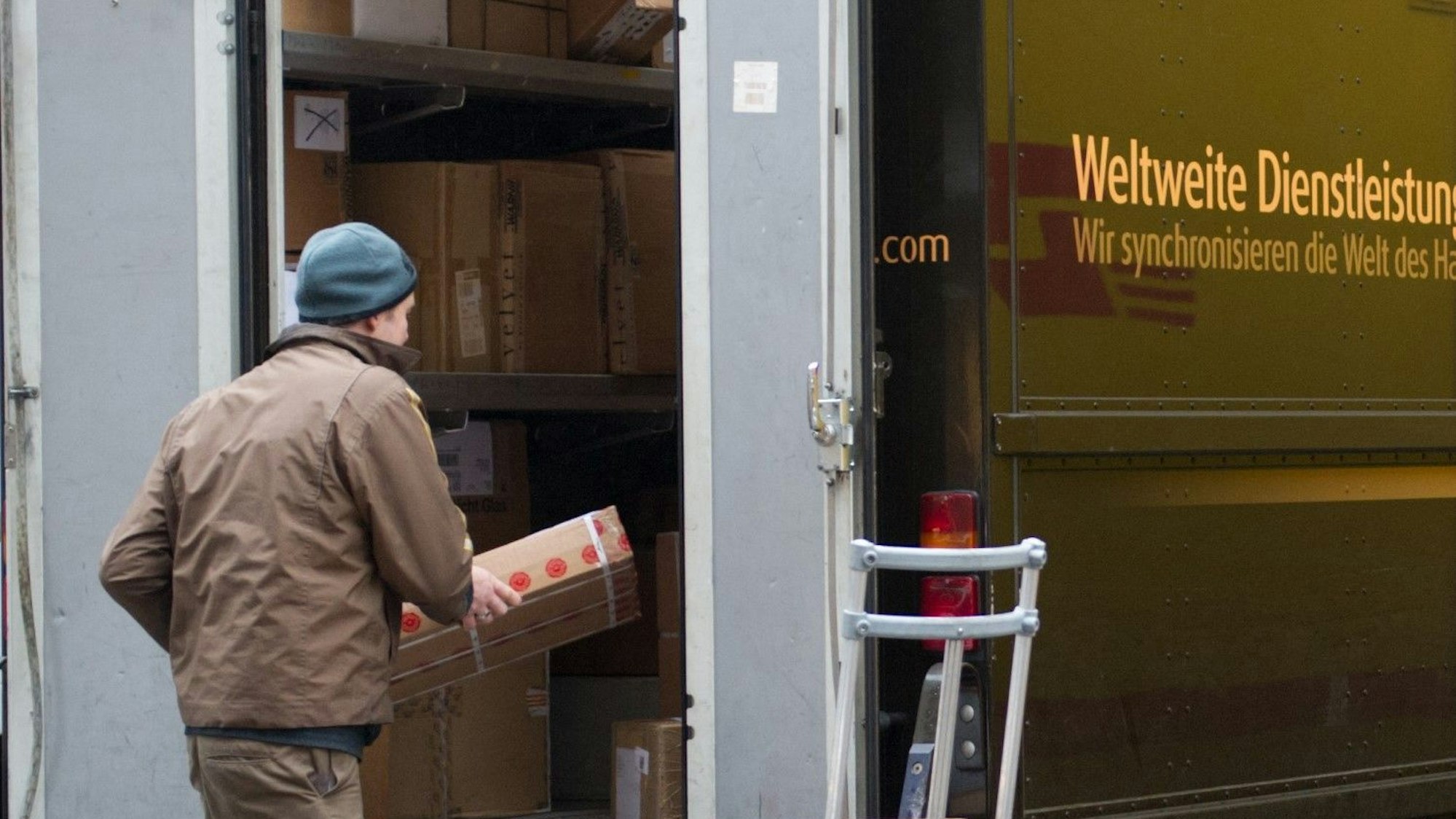 Ein UPS-Mitarbeiter belädt sein Fahrzeug. Das Symbolfoto wurde am 28. Februar 2012 in Hamburg aufgenommen.