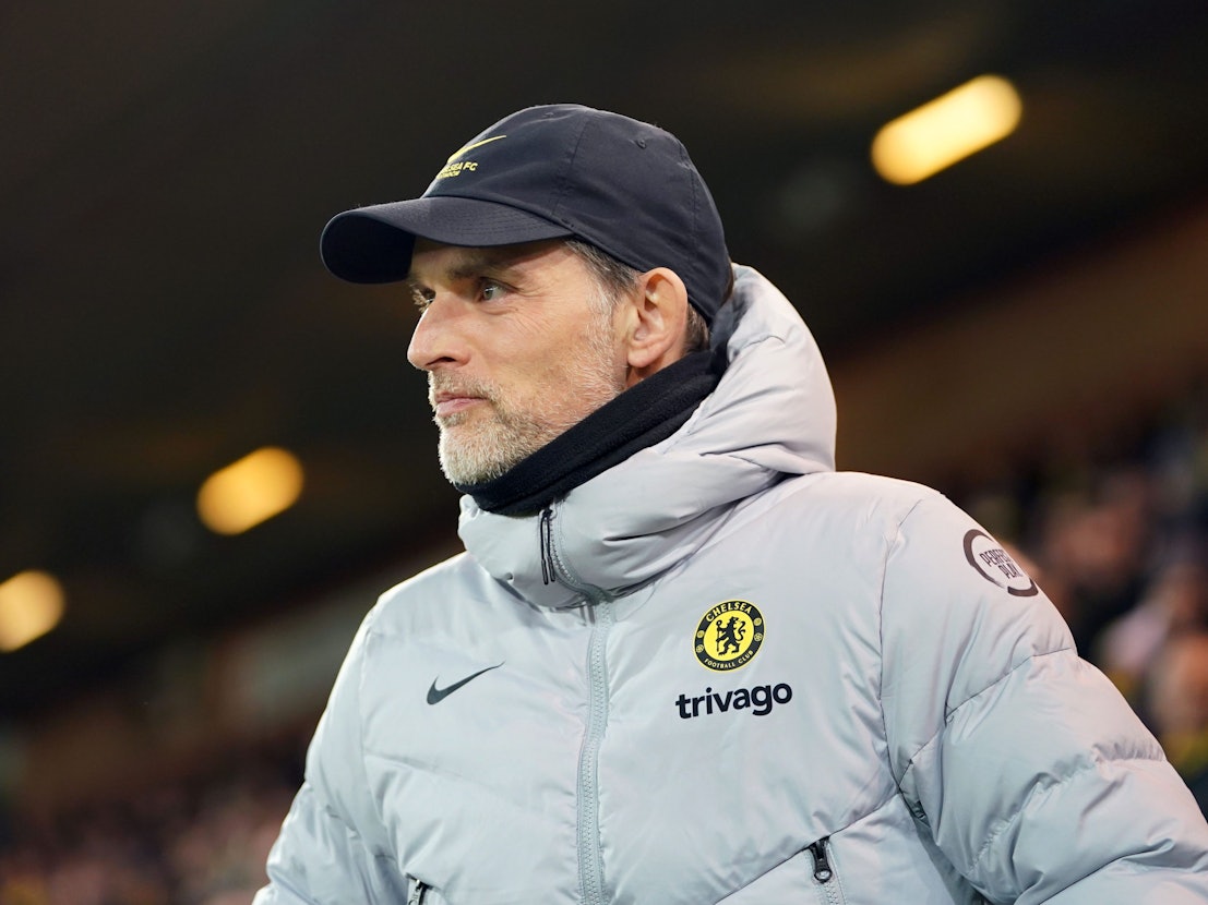 Thomas Tuchel steht in Jacke am Spielfeldrand und trägt zusätzlich eine Kappe.