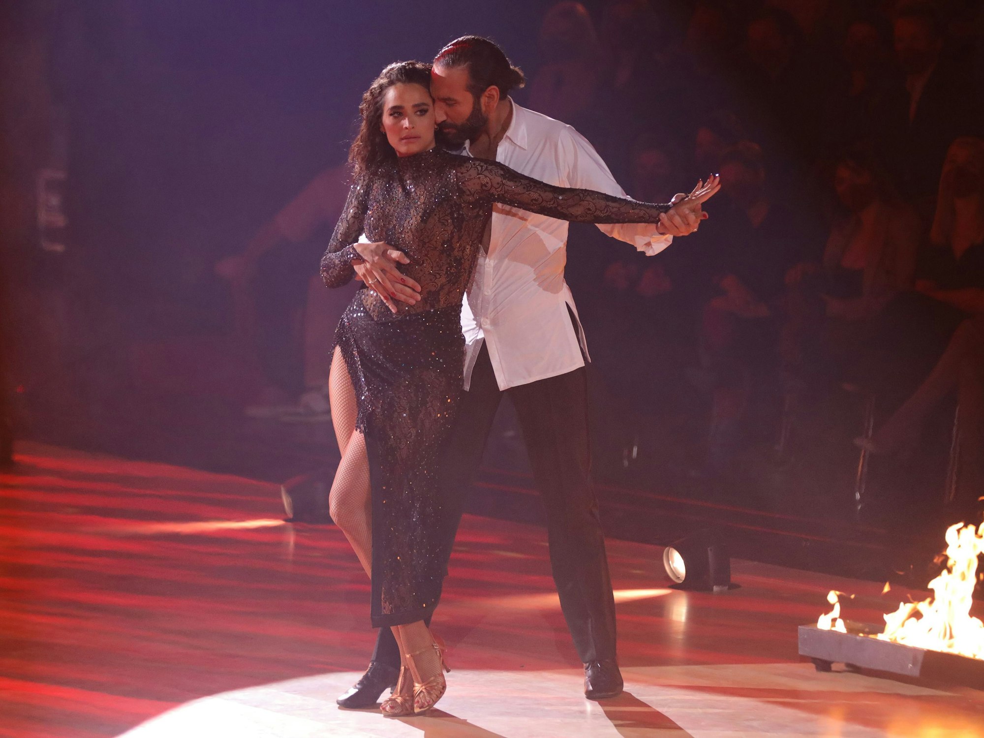 So nah wie bei ihrer Rumba am 11. März kommen sich Amira Pocher und „Let’s Dance“-Profi Massimo Sinató selten.