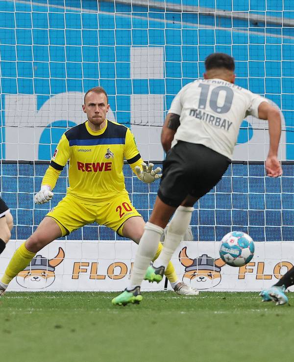 Marvin Schwäbe pariert gegen Kerem Demirbay.