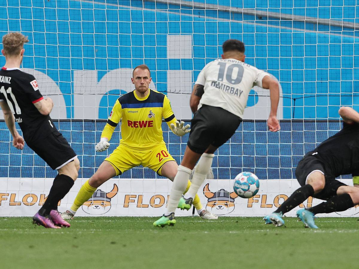 Marvin Schwäbe pariert gegen Kerem Demirbay.