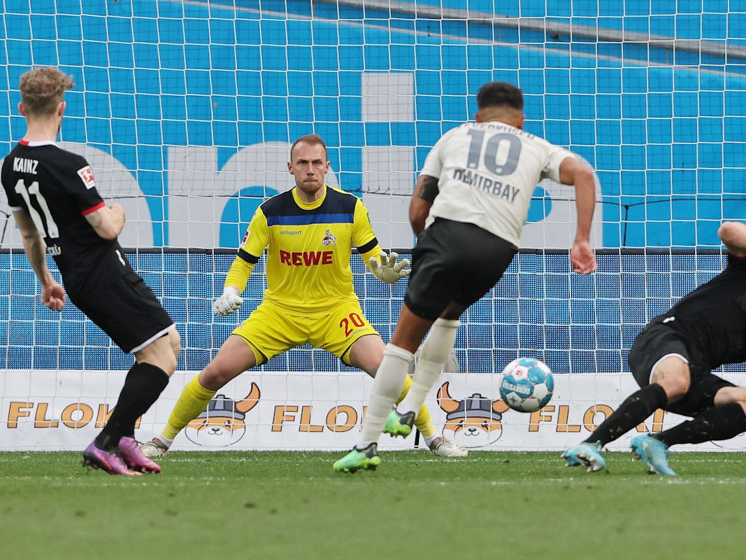 Marvin Schwäbe pariert gegen Kerem Demirbay.