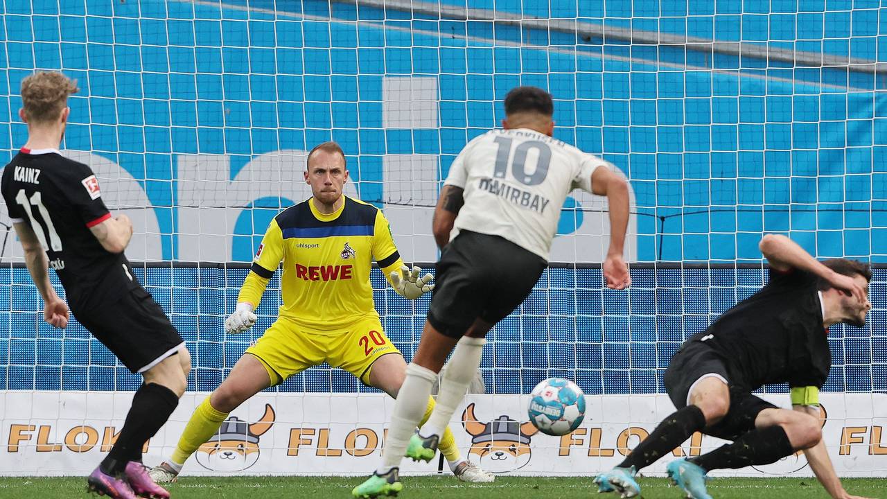 Marvin Schwäbe pariert gegen Kerem Demirbay.