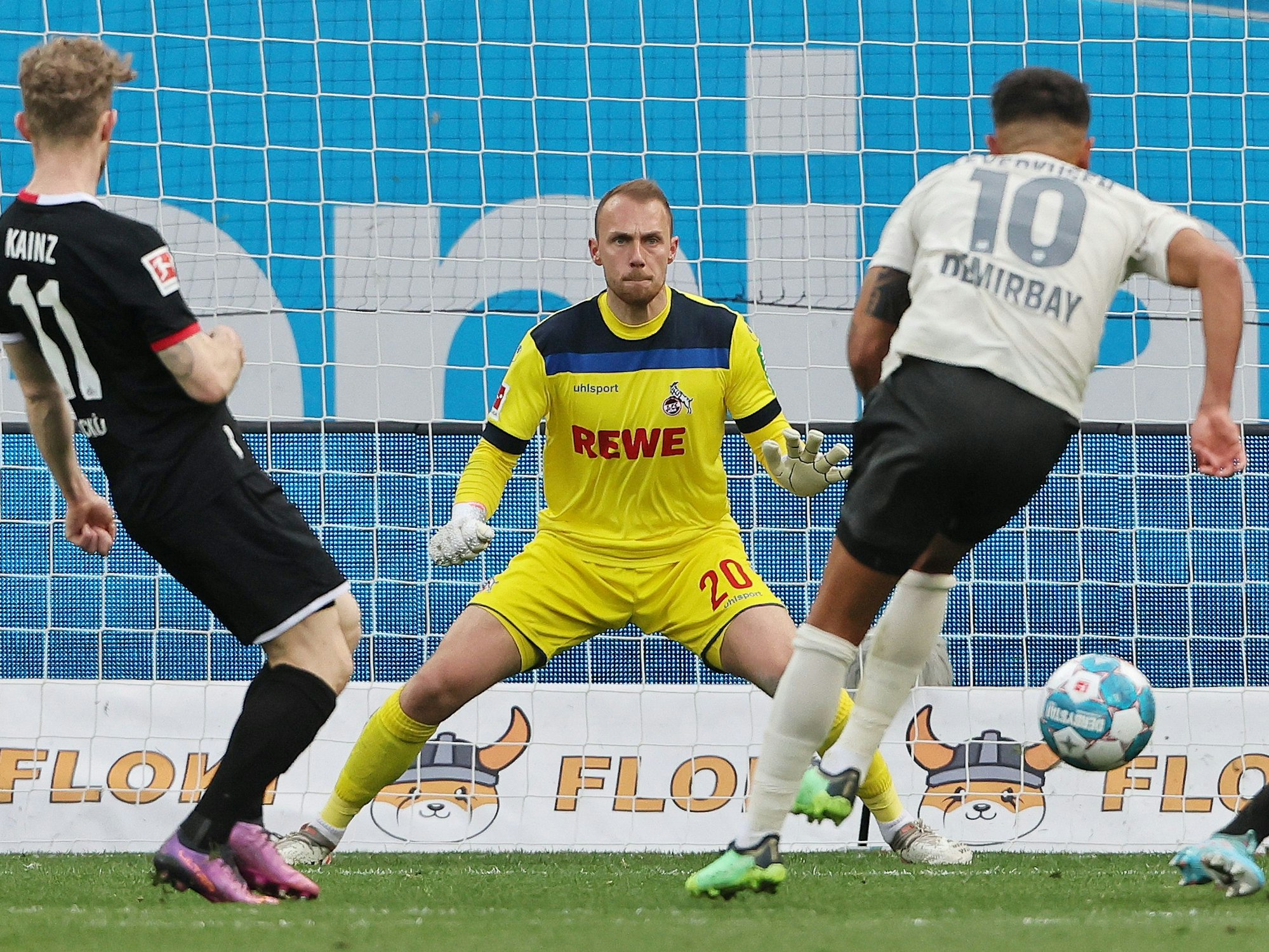 Marvin Schwäbe pariert gegen Kerem Demirbay.