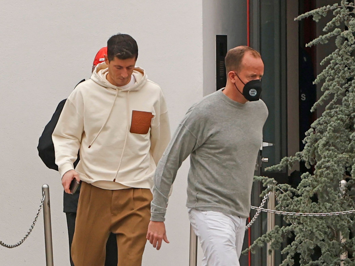 Robert Lewandowski geht mit Dr Jochen Hahne zur Praxis.