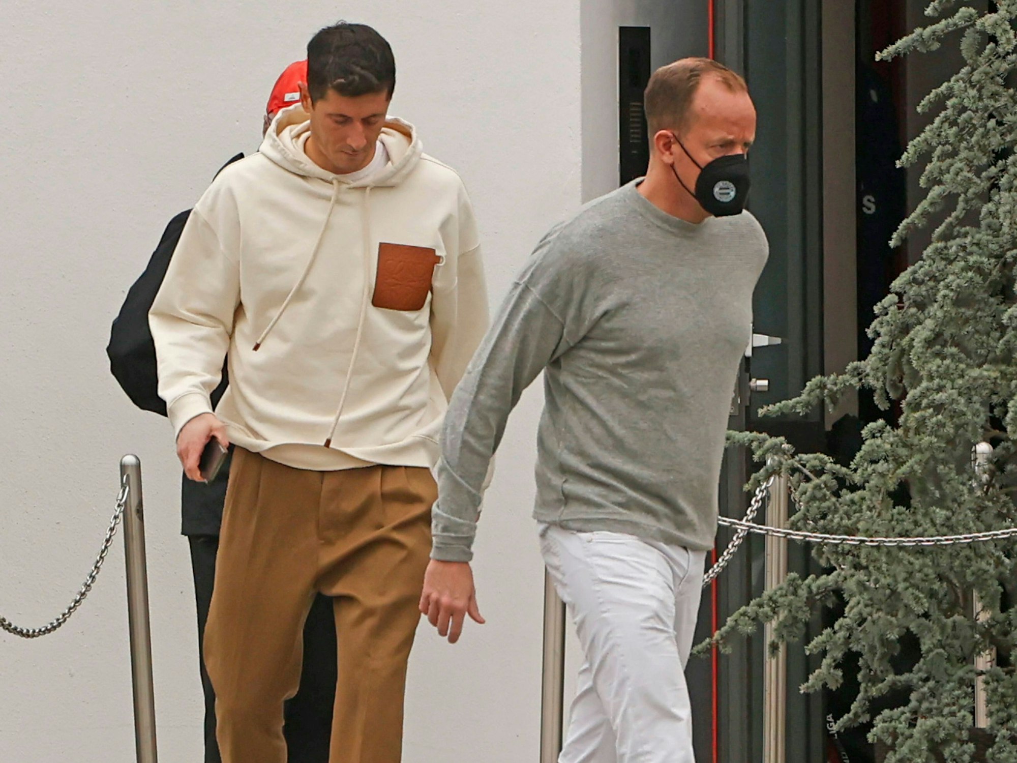 Robert Lewandowski geht mit Dr Jochen Hahne zur Praxis.