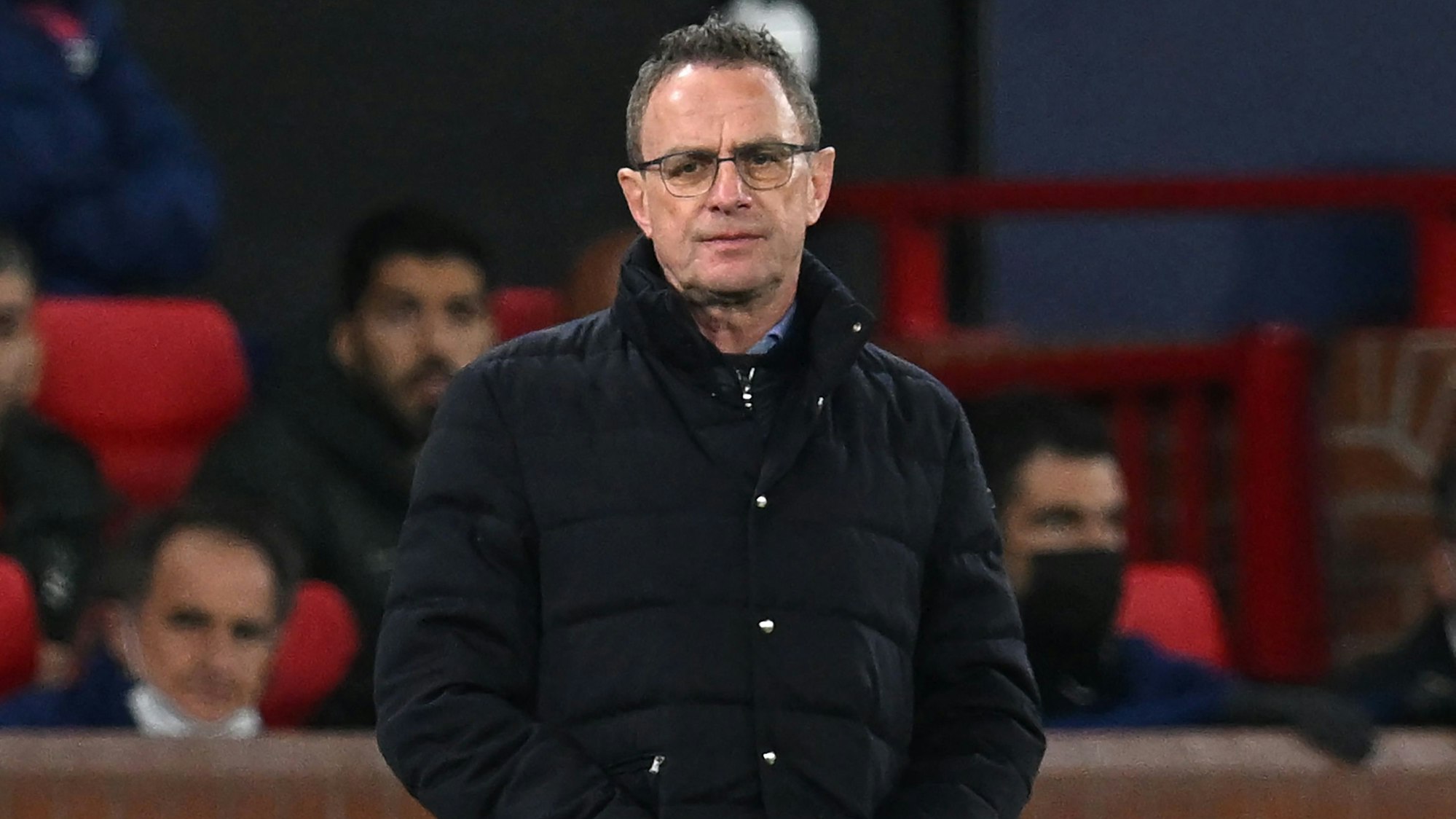 Ralf Rangnick steht im Spiel der Champions League gegen Real Madrid vor der Trainerbank von Manchester United.