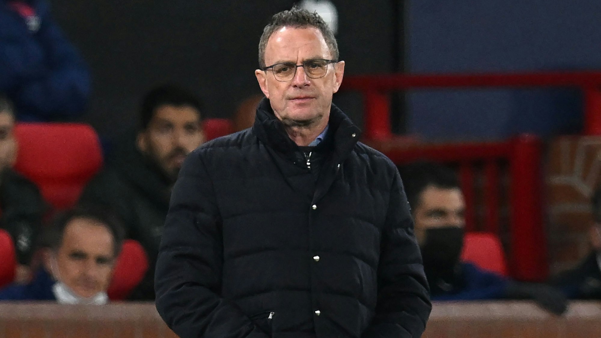 Ralf Rangnick steht im Spiel der Champions League gegen Real Madrid vor der Trainerbank von Manchester United.