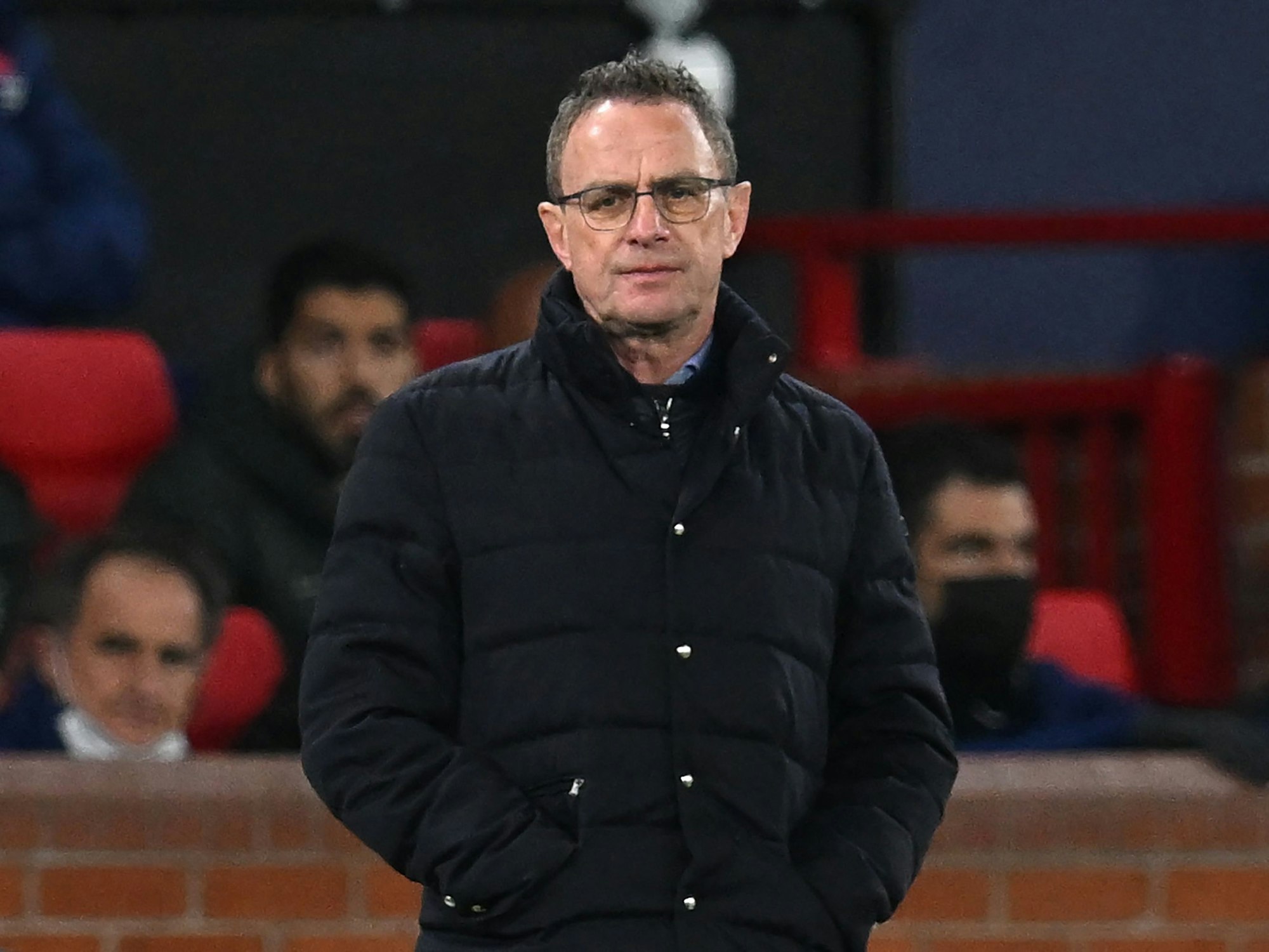 Ralf Rangnick steht im Spiel der Champions League gegen Real Madrid vor der Trainerbank von Manchester United.