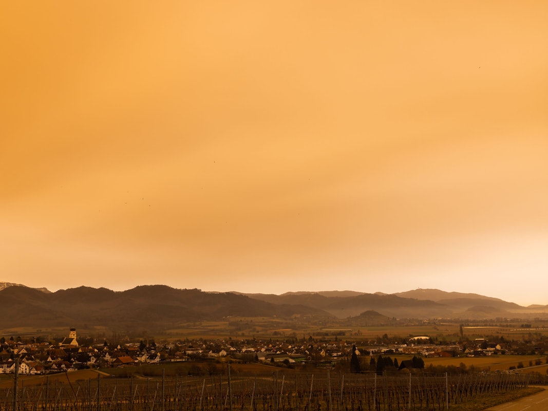 Blutregen: Durch entsprechende Windverhältnisse wurden in den letzten Tagen große Mengen Saharastaub nach Europa geweht. Der Regen hat diesen aus der Luft gewaschen. Unser Bild zeigt den Saharastaub in Baden-Württemberg am 15. März 2022.