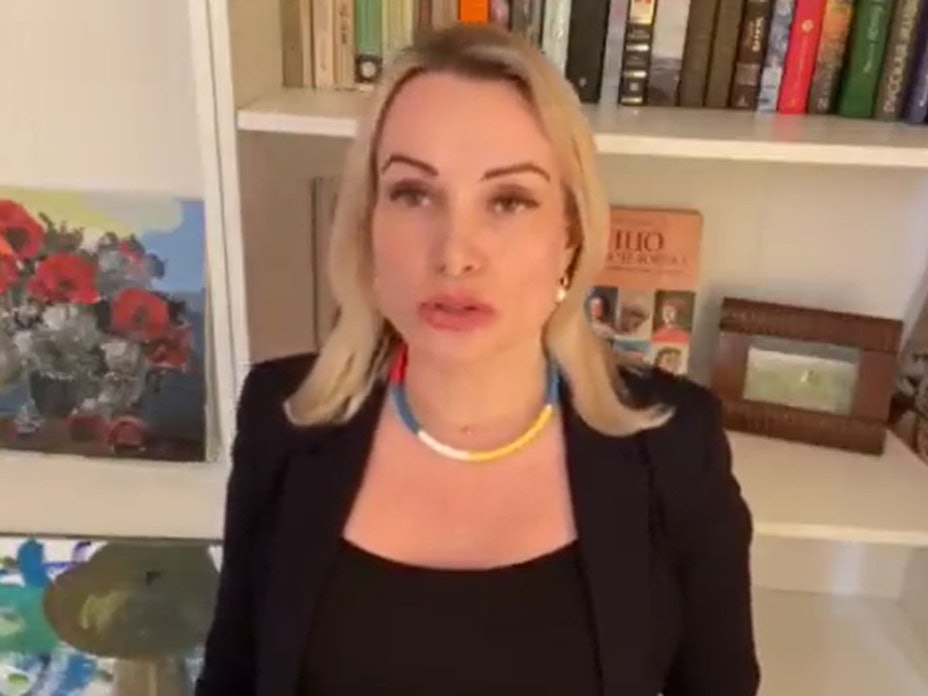 Der Screenshot von der Nachrichtenplattform Twitter zeigt ein Statement von Marina Ovsyannikova vor ihrer Aktion im russischen Fernsehen.