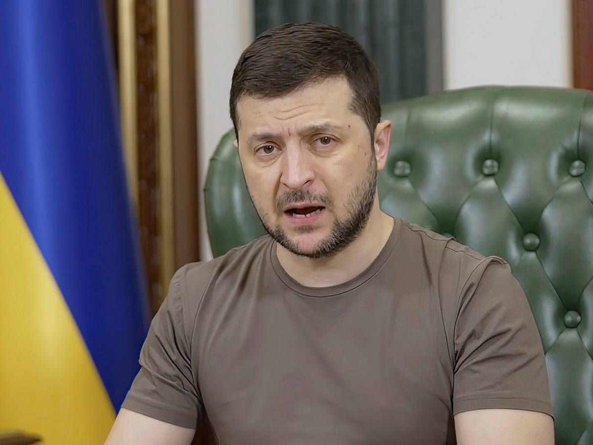 In diesem Bild aus einem Video, das vom Pressebüro des ukrainischen Präsidenten zur Verfügung gestellt und am frühen Dienstag, den 15. März 2022, auf Facebook veröffentlicht wurde, spricht Wolodymyr Selenskyj, Präsident der Ukraine, in Kyjiw.