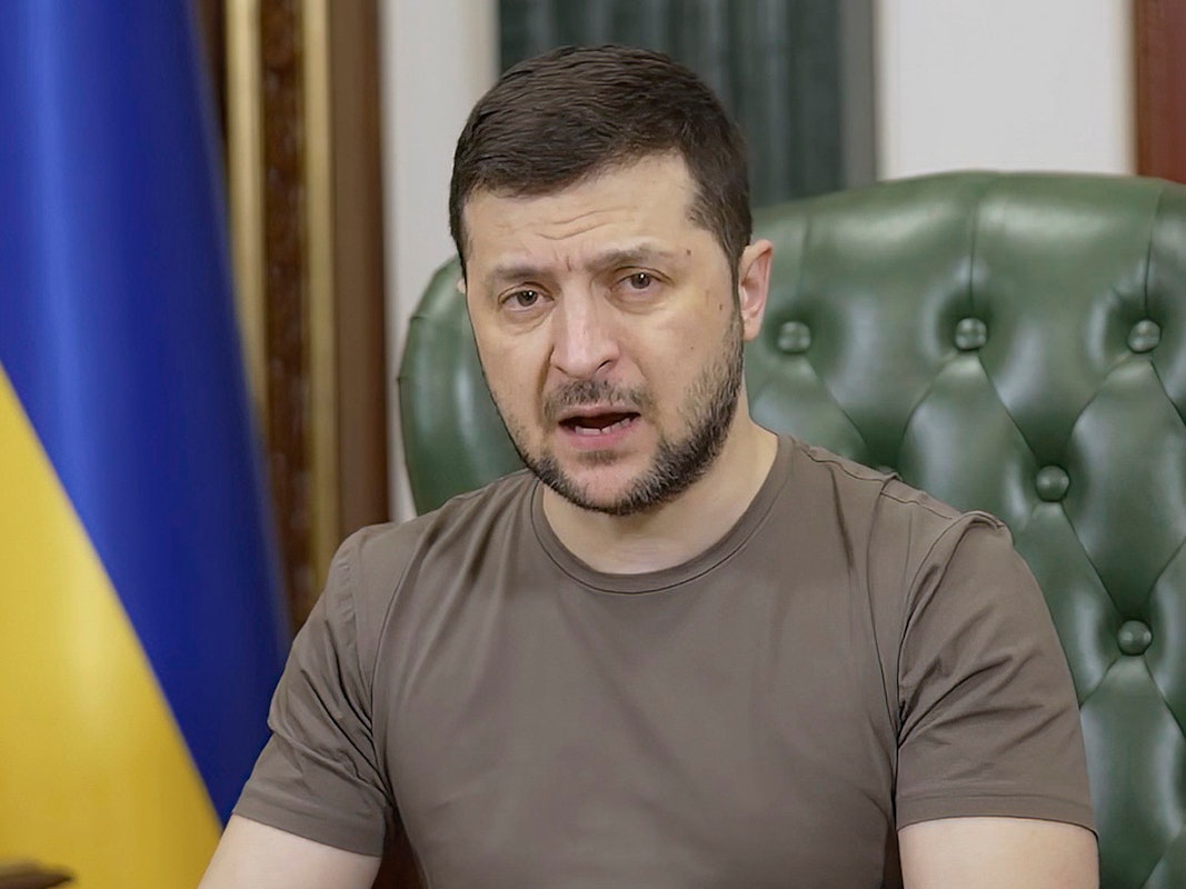 In diesem Bild aus einem Video, das vom Pressebüro des ukrainischen Präsidenten zur Verfügung gestellt und am frühen Dienstag, den 15. März 2022, auf Facebook veröffentlicht wurde, spricht Wolodymyr Selenskyj.