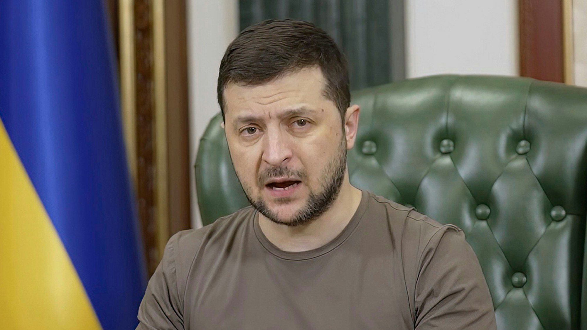 In diesem Bild aus einem Video, das vom Pressebüro des ukrainischen Präsidenten zur Verfügung gestellt und am frühen Dienstag, den 15. März 2022, auf Facebook veröffentlicht wurde, spricht Wolodymyr Selenskyj.