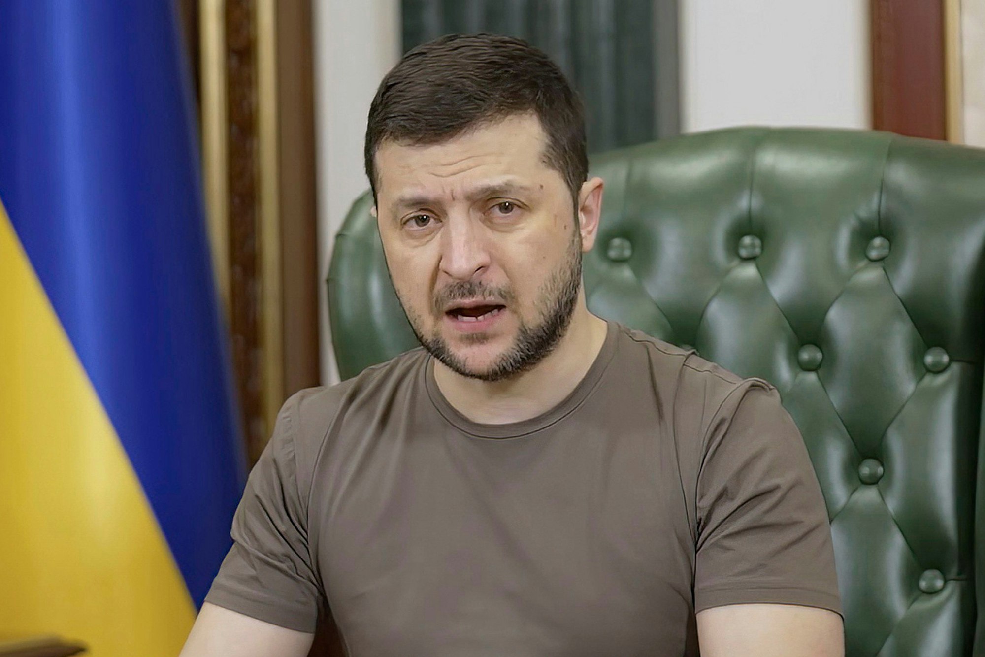 In diesem Bild aus einem Video, das vom Pressebüro des ukrainischen Präsidenten zur Verfügung gestellt und am frühen Dienstag, den 15. März 2022, auf Facebook veröffentlicht wurde, spricht Wolodymyr Selenskyj, Präsident der Ukraine, in Kyjiw.