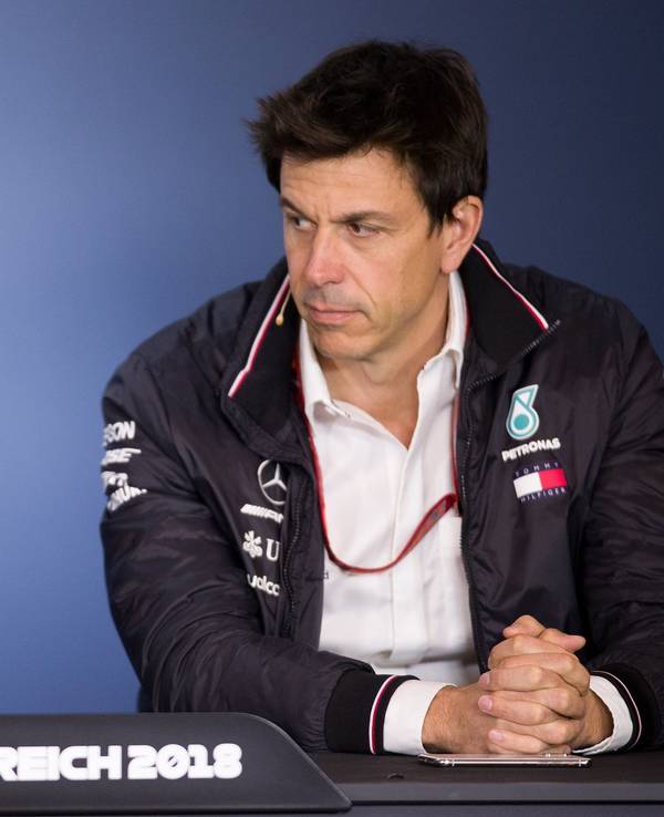 Christian Horner (l), Red Bull Racing Teamchef, und Toto Wolff, Mercedes-Motorsportchef, nehmen an einer Pressekonferenz tei.