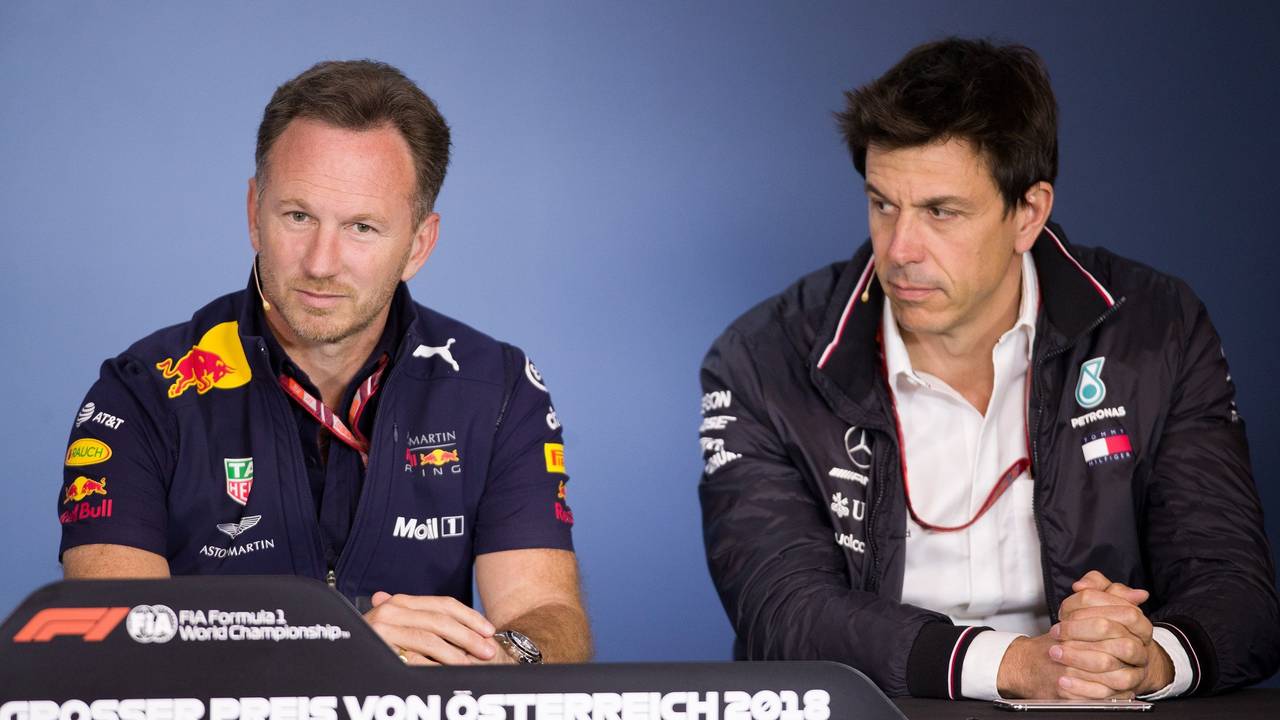 Christian Horner (l), Red Bull Racing Teamchef, und Toto Wolff, Mercedes-Motorsportchef, nehmen an einer Pressekonferenz tei.