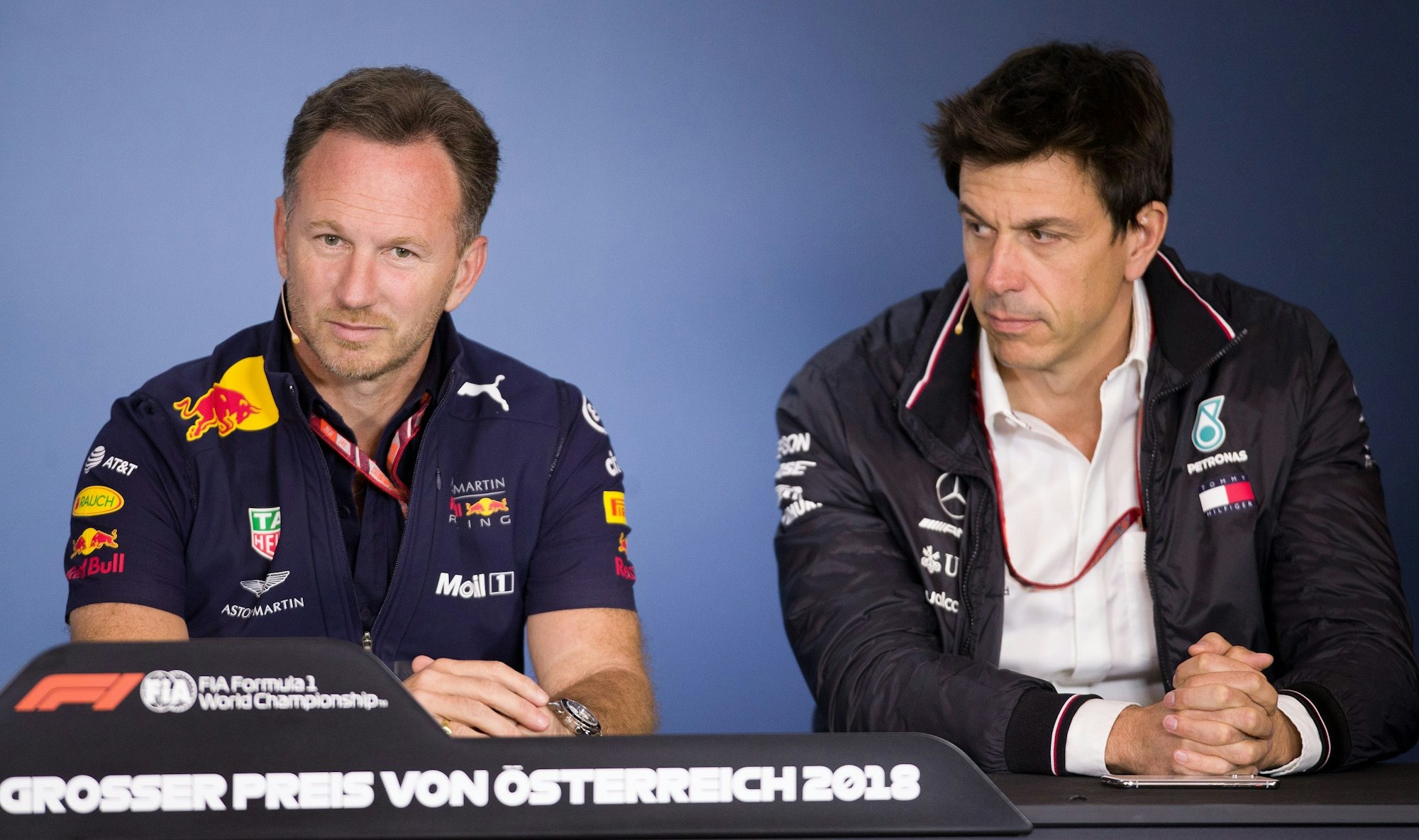 Christian Horner (l), Red Bull Racing Teamchef, und Toto Wolff, Mercedes-Motorsportchef, nehmen an einer Pressekonferenz tei.
