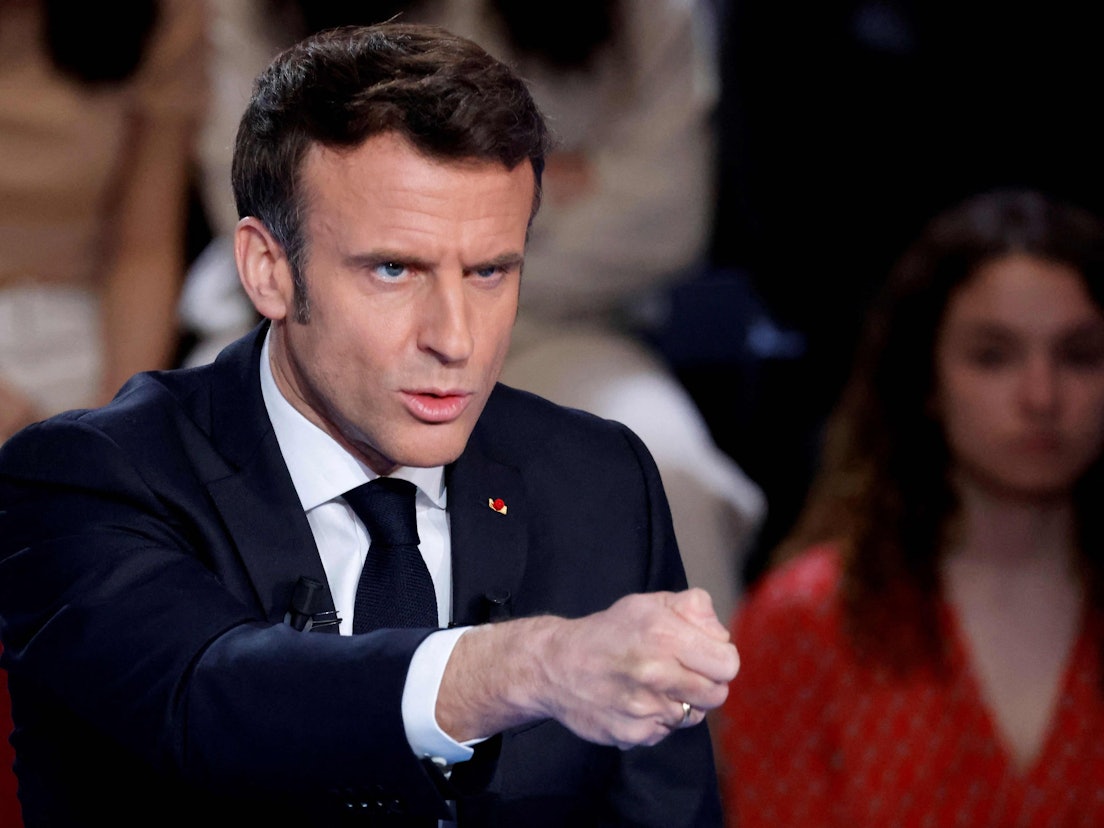 Emmanuel Macron spricht bei einer Talkshow in Frankreich.