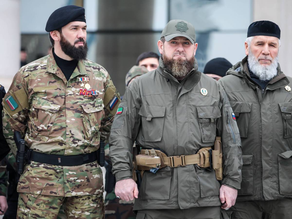 Tschetscheniens Machthaber Ramsan Kadyrow (Mitte, hier am 25. Februar in Grosny bei der Besichtigung seiner Truppen) ist ein enger Vertrauter Putins, wird als dessen „Bluthund“ bezeichnet. Er drohte in einem Video der Ukraine.