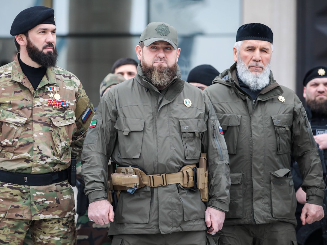 Tschetscheniens Machthaber Ramsan Kadyrow (Mitte, hier am 25. Februar in Grosny bei der Besichtigung seiner Truppen) ist ein enger Vertrauter Putins, wird als dessen „Bluthund“ bezeichnet. Er drohte in einem Video der Ukraine.