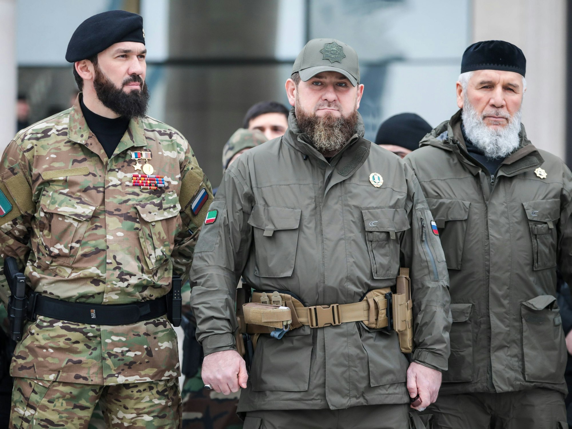 Tschetscheniens Machthaber Ramsan Kadyrow (Mitte, hier am 25. Februar in Grosny bei der Besichtigung seiner Truppen) ist ein enger Vertrauter Putins, wird als dessen „Bluthund“ bezeichnet. Er drohte in einem Video der Ukraine.