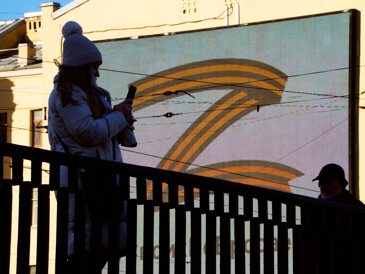 Eine Werbetafel in St. Petersburg zeigt den Buchstaben Z als Symbol für Russlands Invasion in der Ukraine.