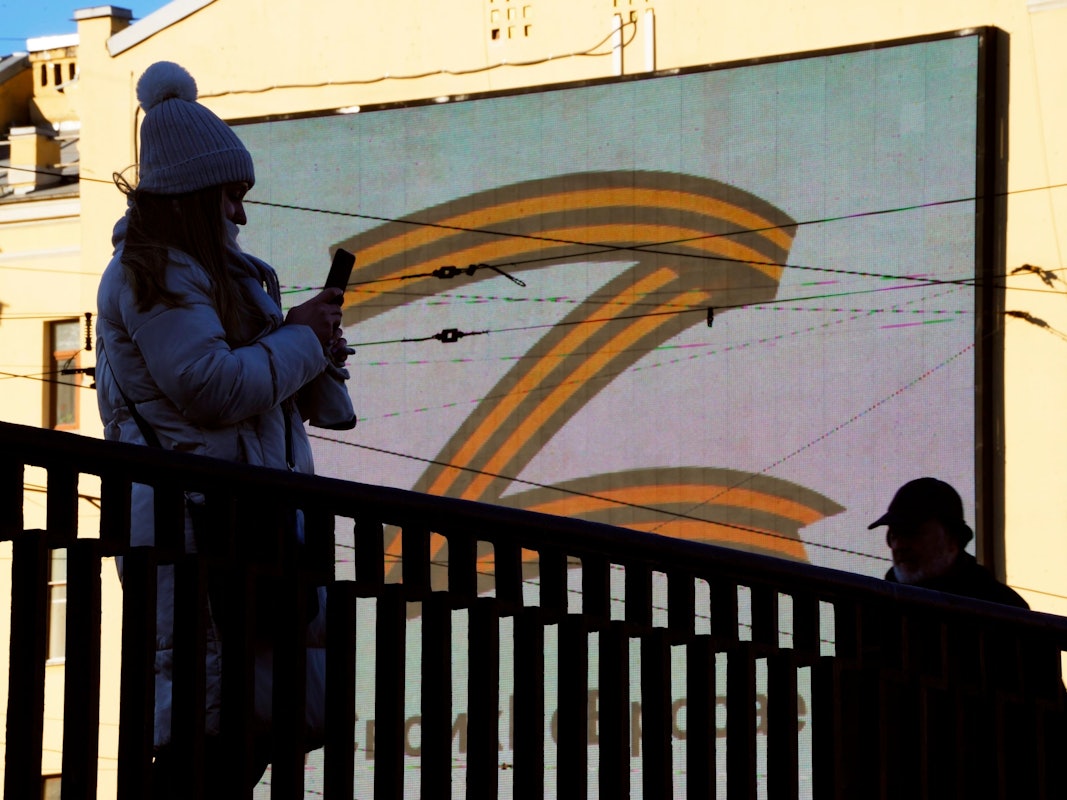 Eine Werbetafel in St. Petersburg zeigt den Buchstaben Z als Symbol für Russlands Invasion in der Ukraine.