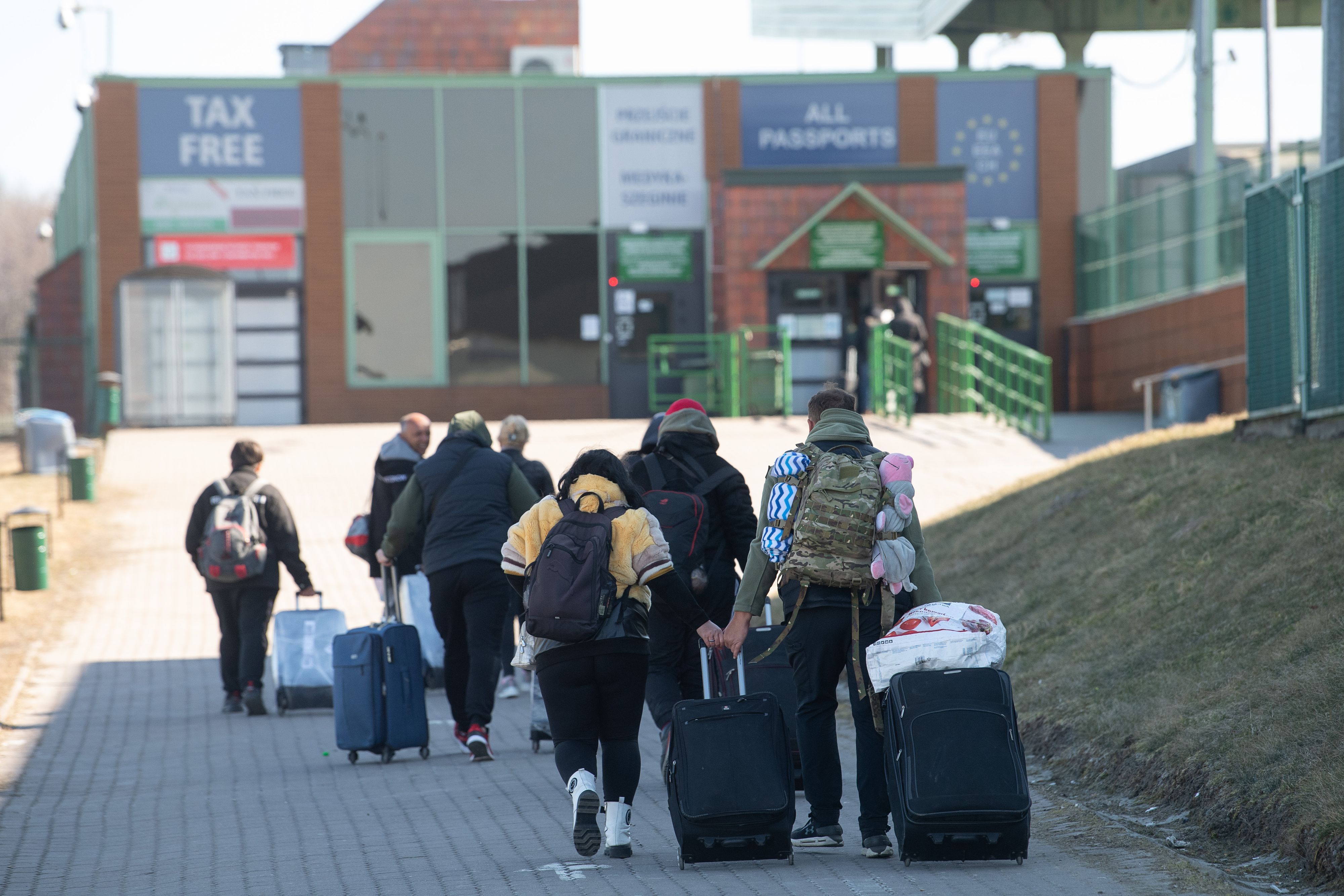 Die Familie von Andrej und Viktoria geht am Grenzübergang zwischen Polen und der Ukraine Richtung Ukraine. Russische Truppen marschierten am 24. Februar in die Ukraine ein.