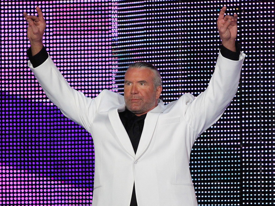 Scott Hall streckt seine Arme in die Luft.
