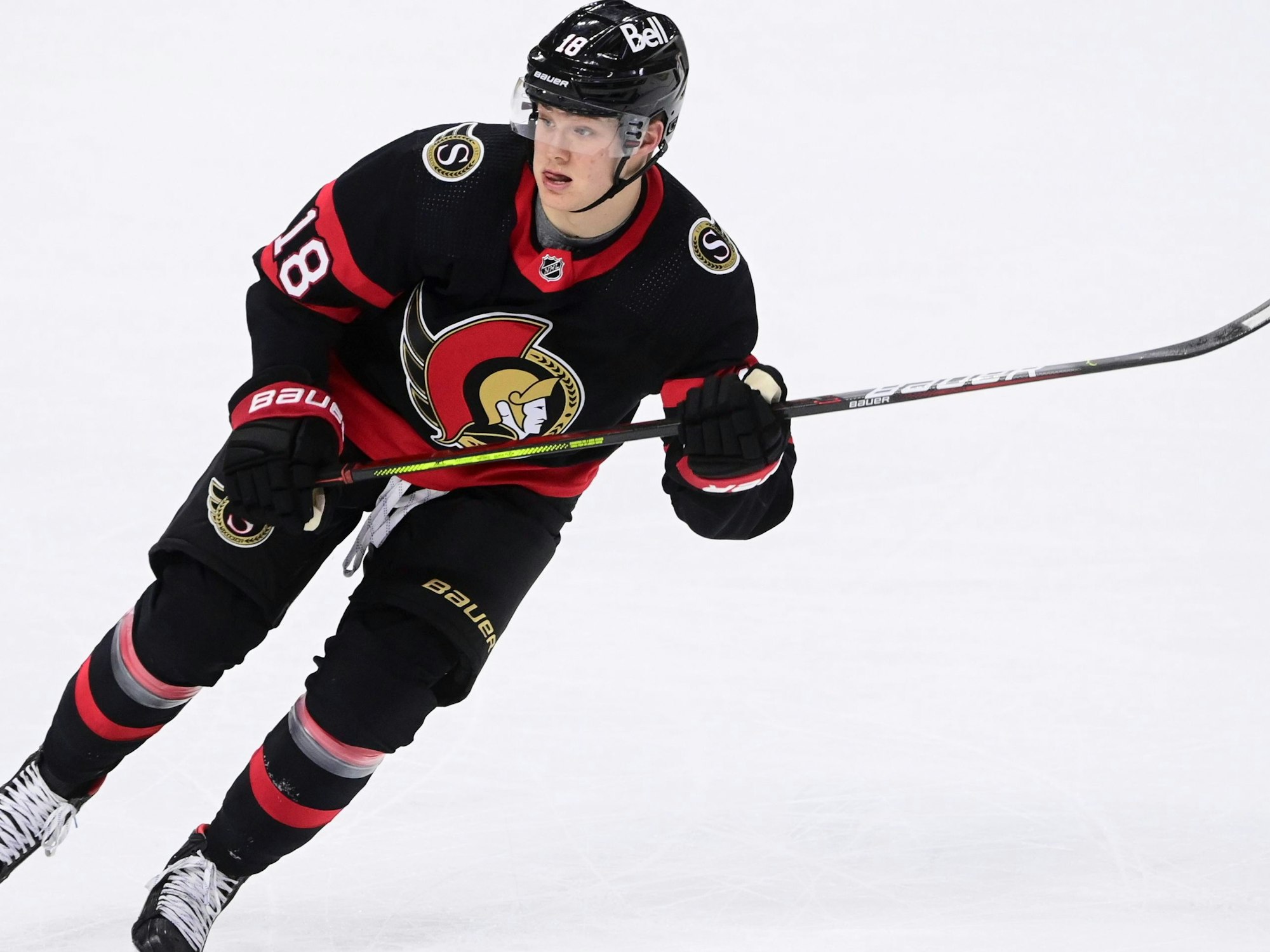 Tim Stützle fährt über das Eis.