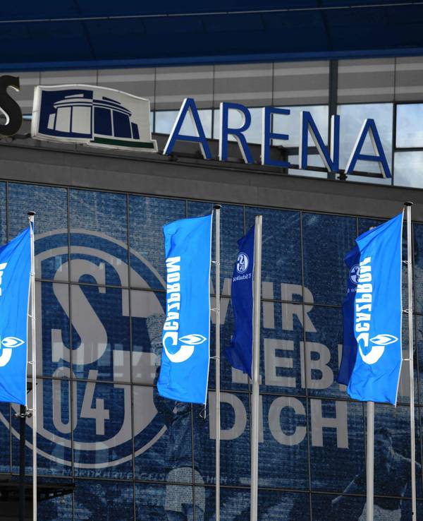 Gazprom-Fahnen wehen vor der Veltins-Arena auf Schalke