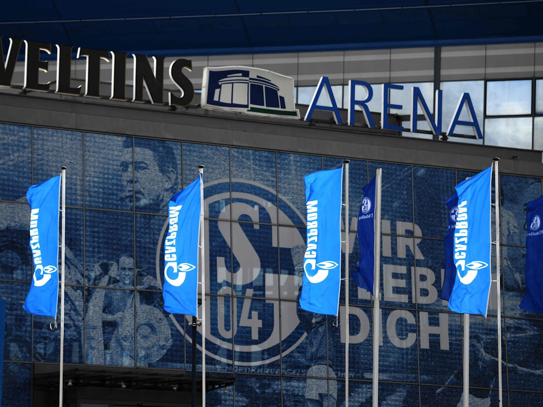 Gazprom-Fahnen wehen vor der Veltins-Arena auf Schalke