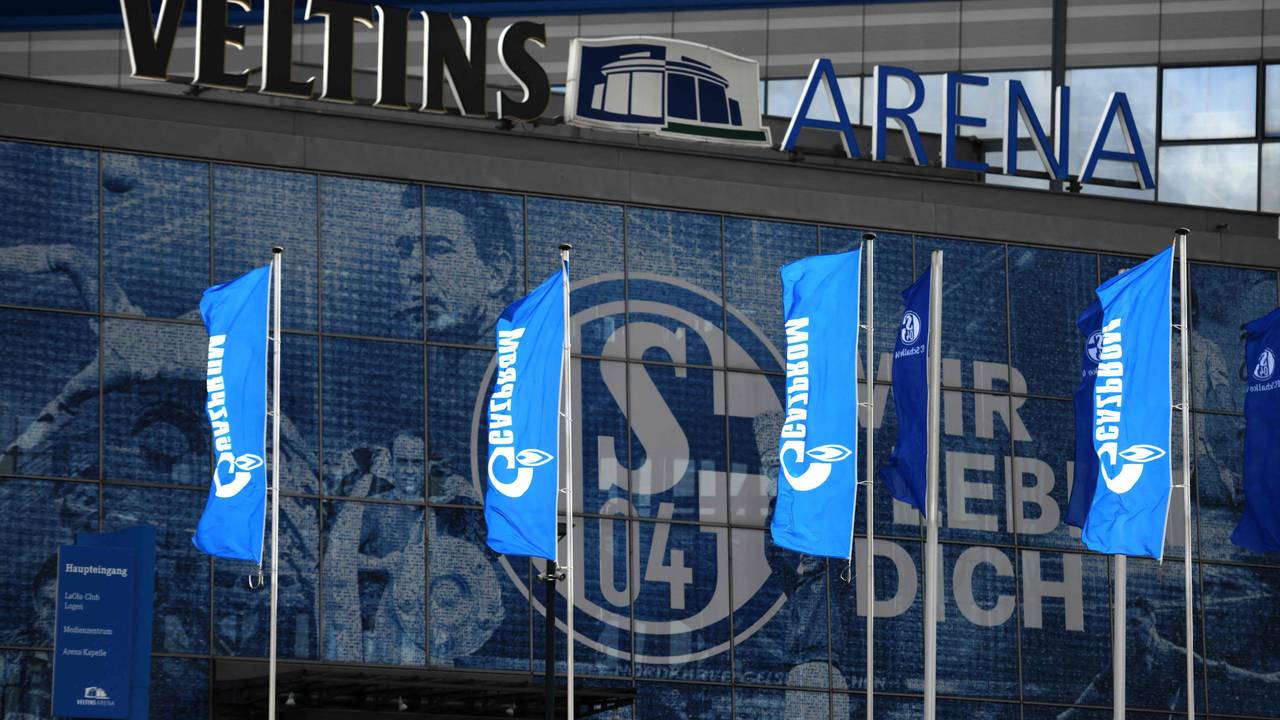 Gazprom-Fahnen wehen vor der Veltins-Arena auf Schalke